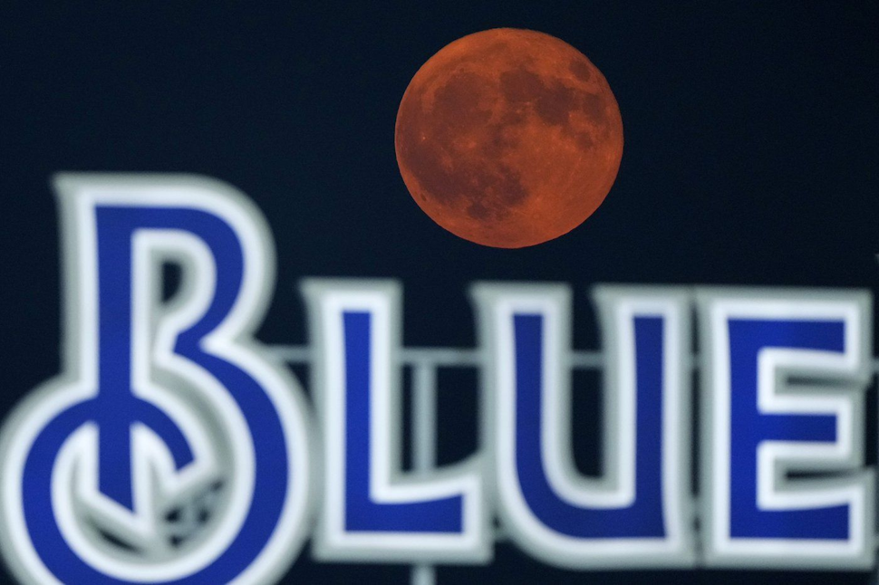 Photo Gallery: August's supermoon shines in skies around the Photo Gallery: August's supermoon shines in skies around the